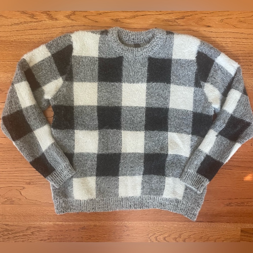 EUC ALYA (Francesca’s) Buffalo Plaid Sweater Size Small. 🖤🩶Black & Grey (Gray)